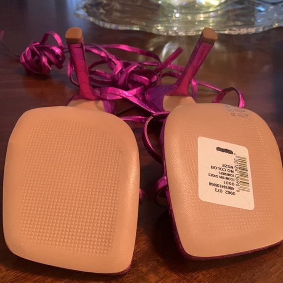 New!‼️ SCHUTZ
Lily Croc-Embossed Metallic Leather Ankle-Wrap Sandals - Picture 15 of 15